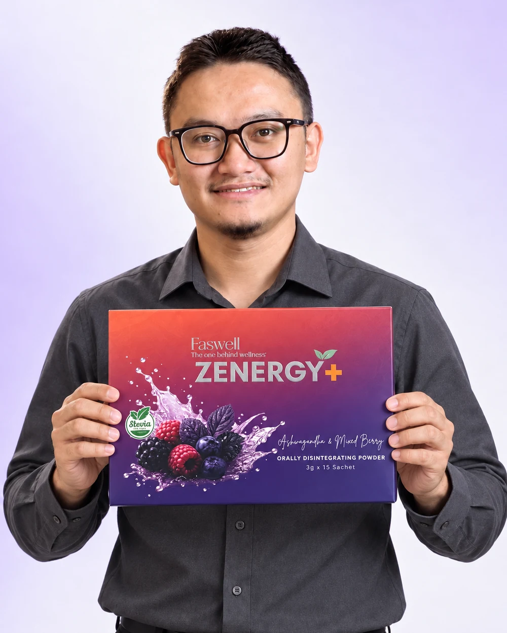 Dr Salehin pegang kotak Faswell Zenergy+